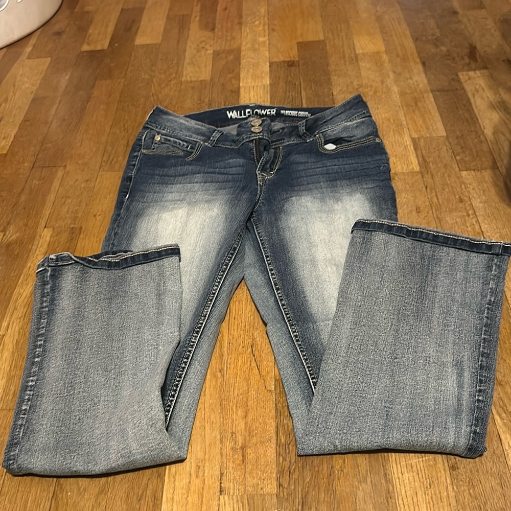 Size 9 wallflower bootcut jeans. Worn 1 time no stains not even on the bottom.
